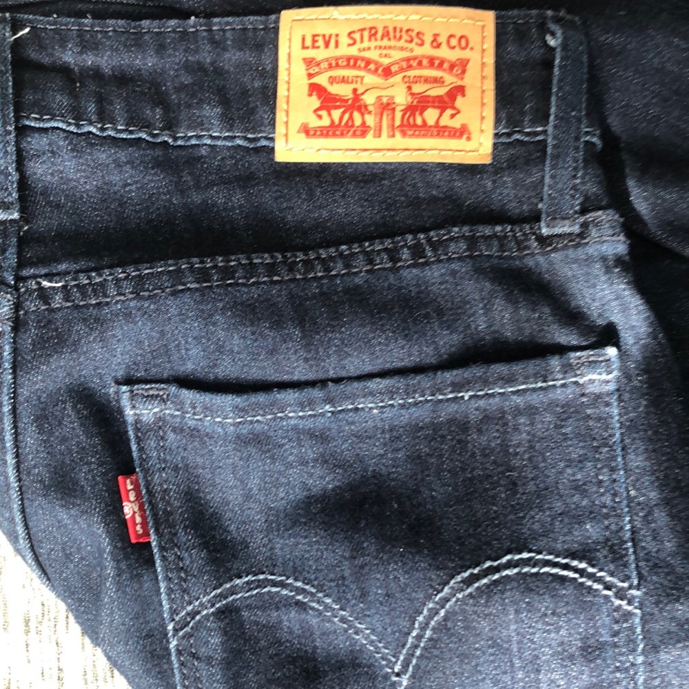 Levi’s Jean - Picture 3 of 4